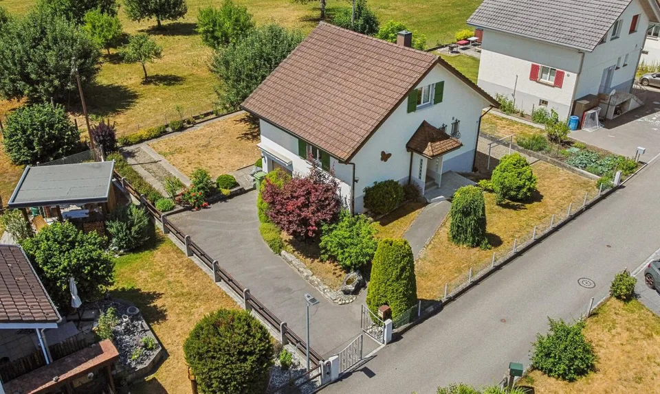4-Zimmerhaus in ruhiger, leicht erhöhter Lage mit Umschwung