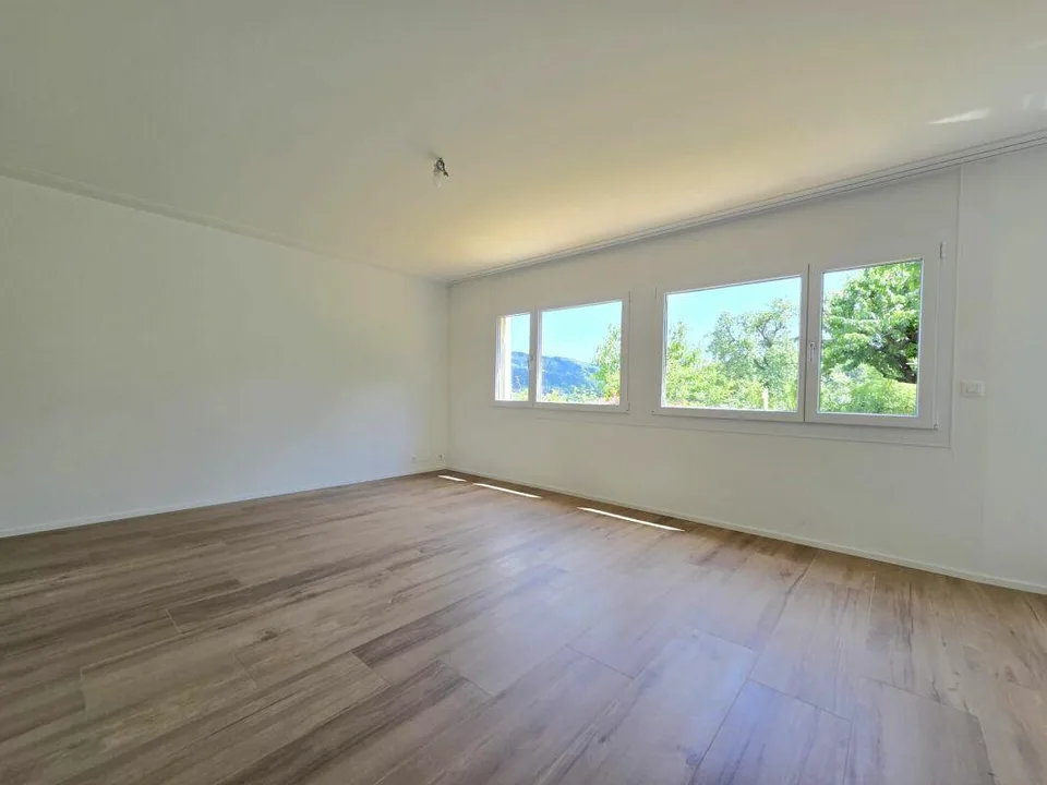 Appartamento di 3,5 locali al piano terra situato in una zona tranquilla con un giardino incantevole e una vista sulle circostanti aree verdi