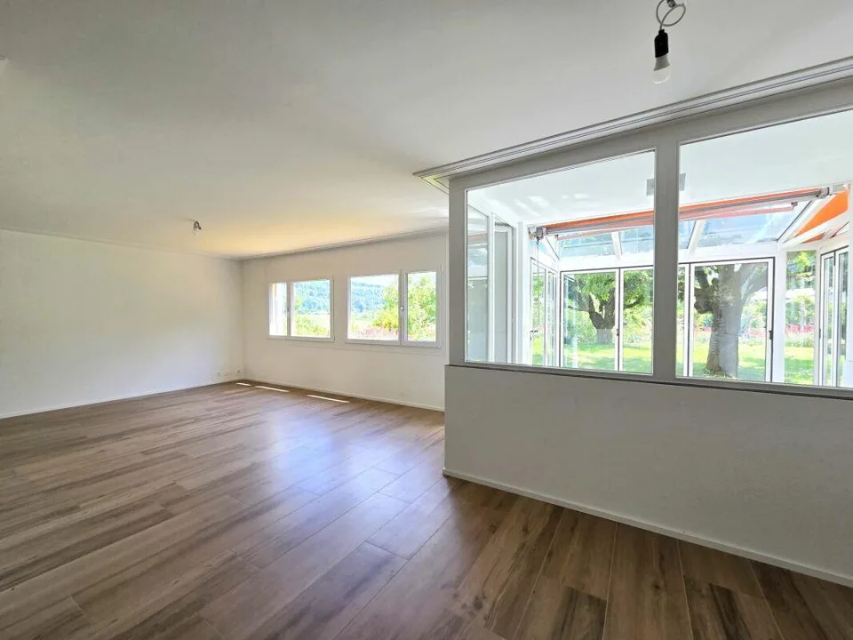 Appartamento di 3,5 locali al piano terra situato in una zona tranquilla con un giardino incantevole e una vista sulle circostanti aree verdi