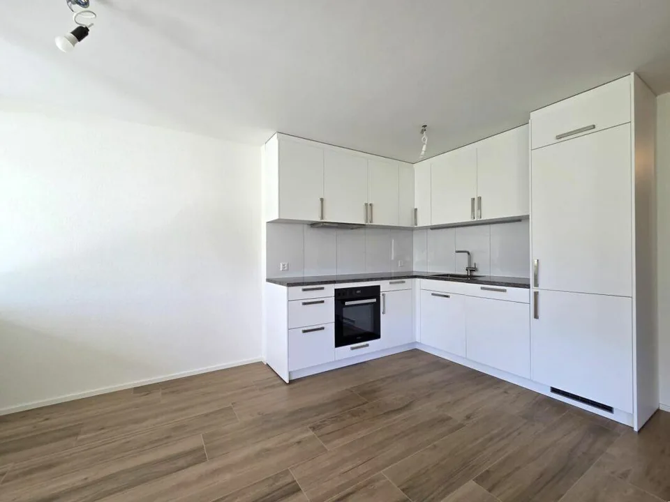 Appartamento di 3,5 locali al piano terra situato in una zona tranquilla con un giardino incantevole e una vista sulle circostanti aree verdi