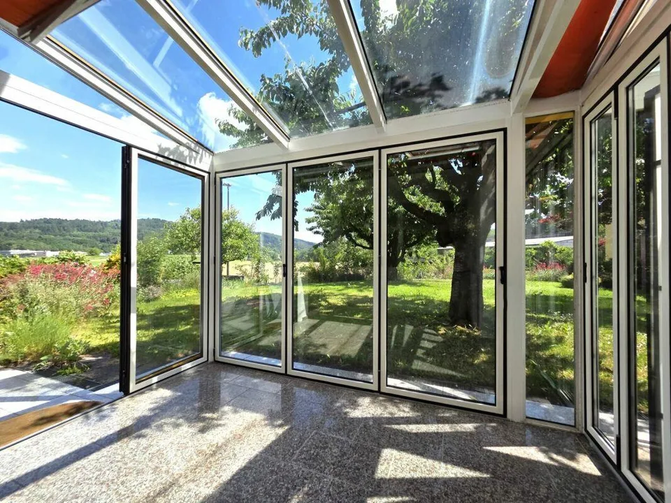 Appartamento di 3,5 locali al piano terra situato in una zona tranquilla con un giardino incantevole e una vista sulle circostanti aree verdi