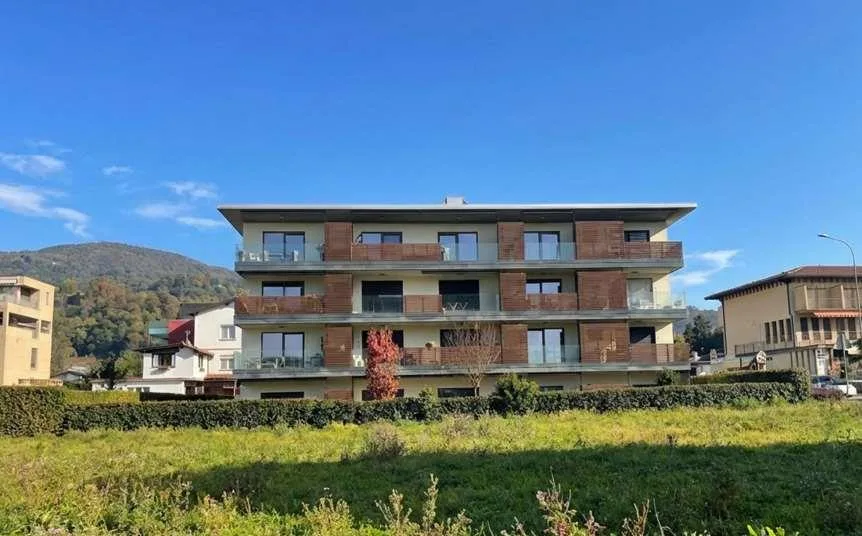 Vente de 2,5 locaux à revenu en position stratégique, Caslano