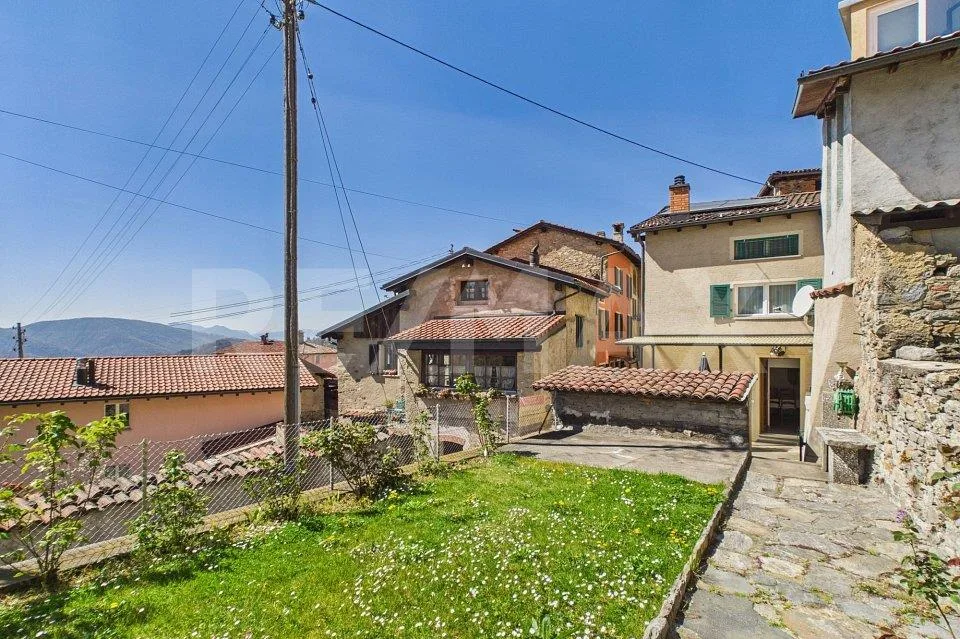 Casa ticinese rinnovata con giardino e possibilità di ampliamento