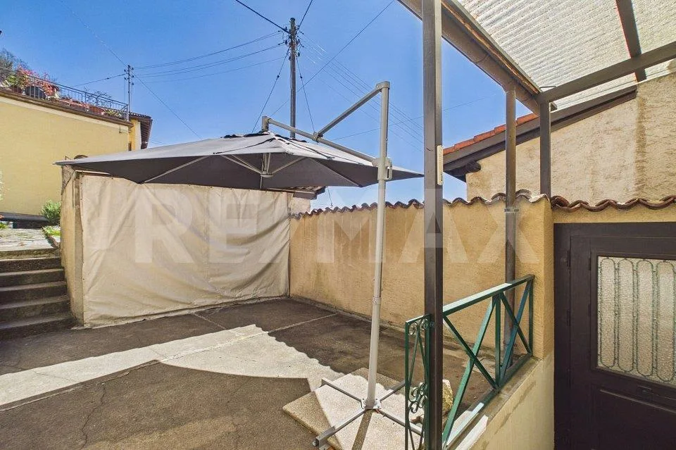 Casa ticinese rinnovata con giardino e possibilità di ampliamento