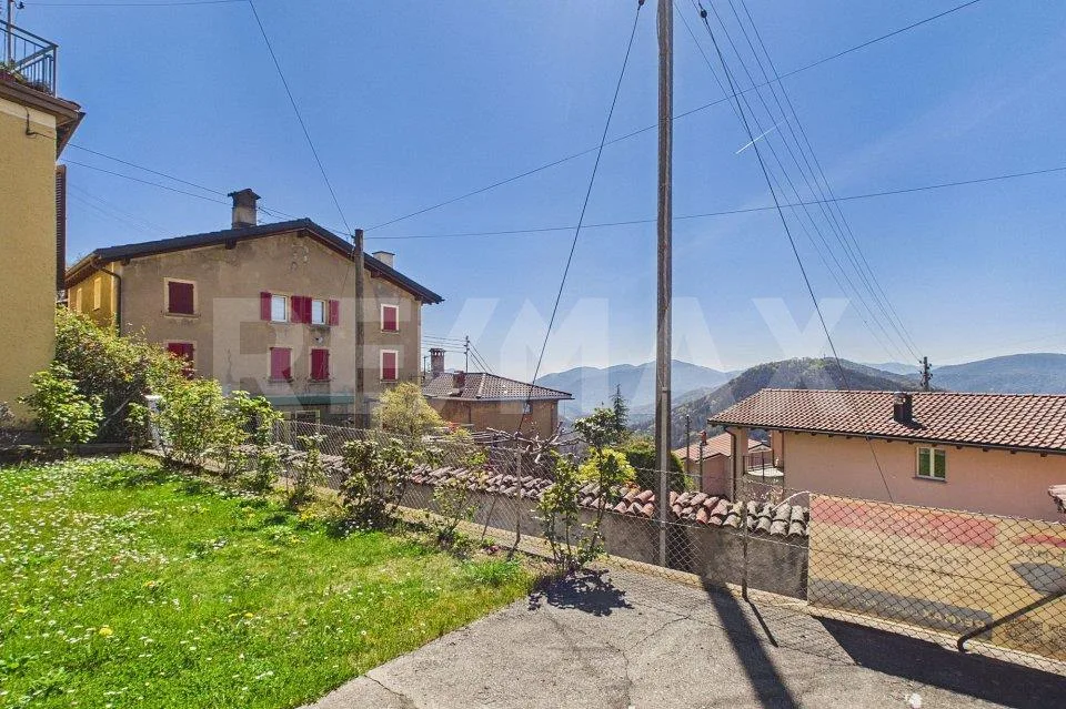 Casa ticinese rinnovata con giardino e possibilità di ampliamento