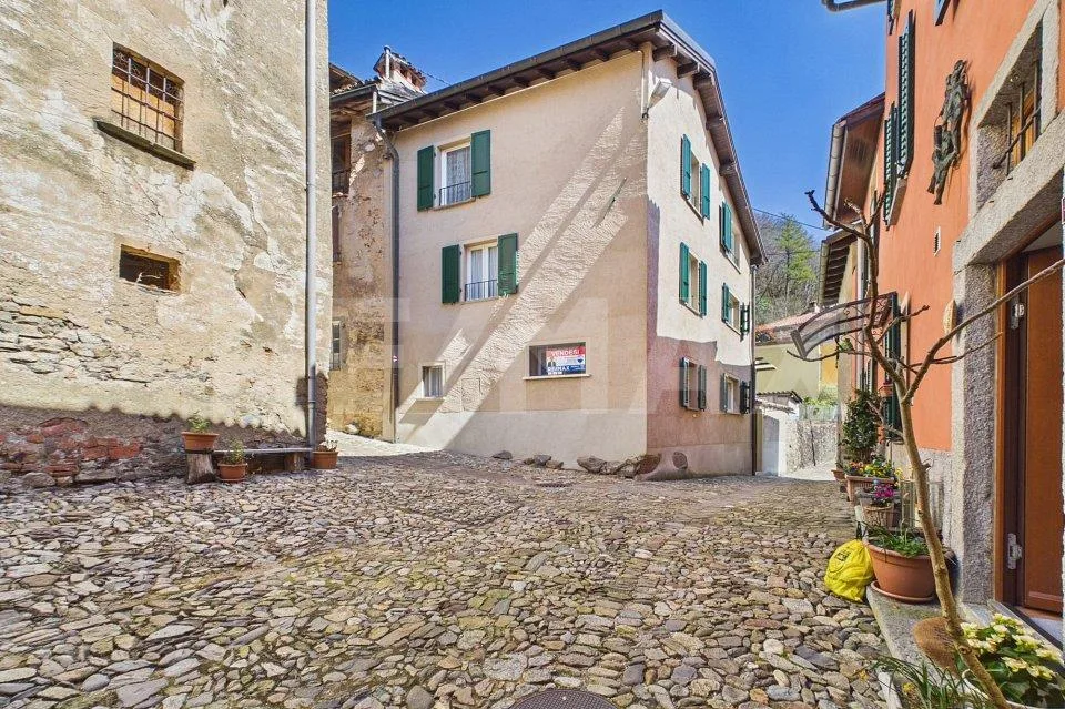 Casa ticinese rinnovata con giardino e possibilità di ampliamento