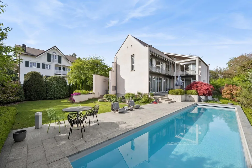 Stilvolles Zuhause mit Pool und traumhaftem Garten