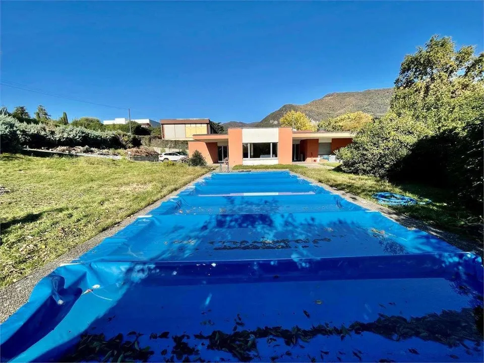 Ampia villa con piscina