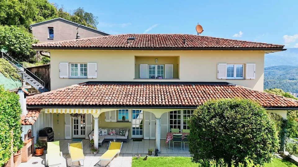 Elegante Villa Bifamiliare con Vista Panoramica - Prezzo Trattabile
