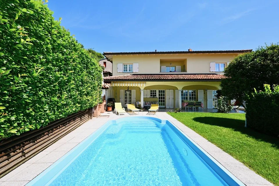 Elegante Villa Bifamiliare con Vista Panoramica - Prezzo Trattabile