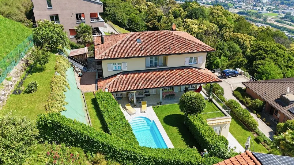 Elegante Villa Bifamiliare con Vista Panoramica - Prezzo Trattabile