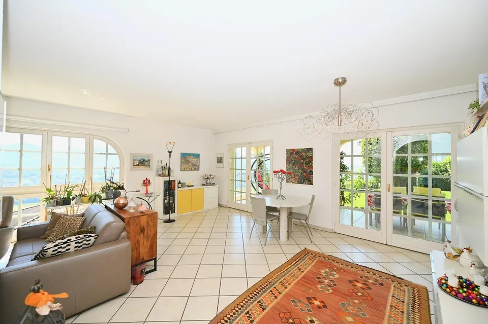 Elegante Villa Bifamiliare con Vista Panoramica - Prezzo Trattabile