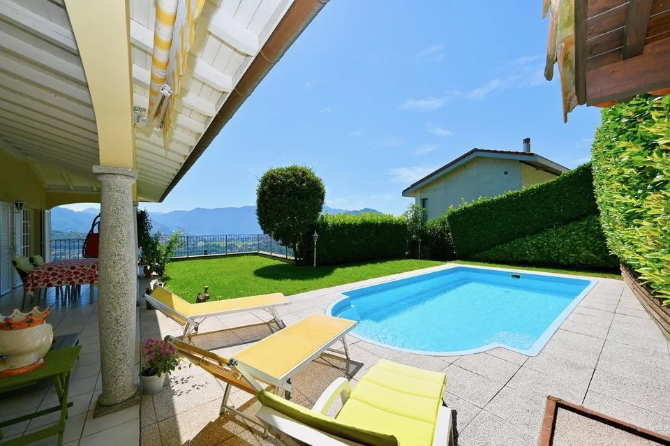Elegante Villa Bifamiliare con Vista Panoramica - Prezzo Trattabile