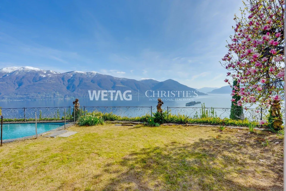 Mediterranean Villa with Outdoor Pool & Panoramic View, ideal also as a Holiday Residence, for sale in Ronco sopra Ascona