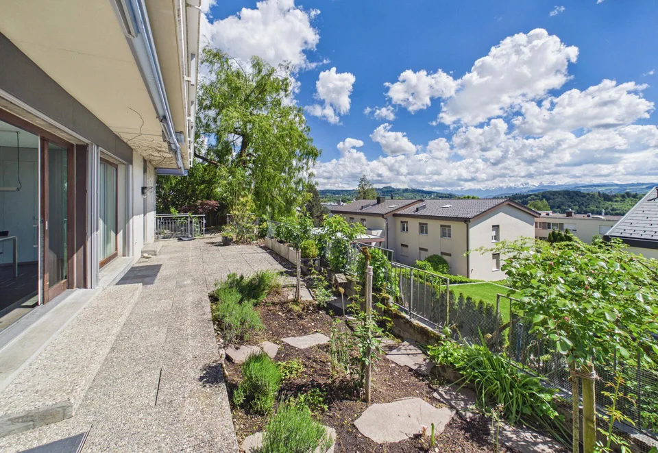 Villa mit Ausbaupotenzial und Bergpanorama an Traumlage