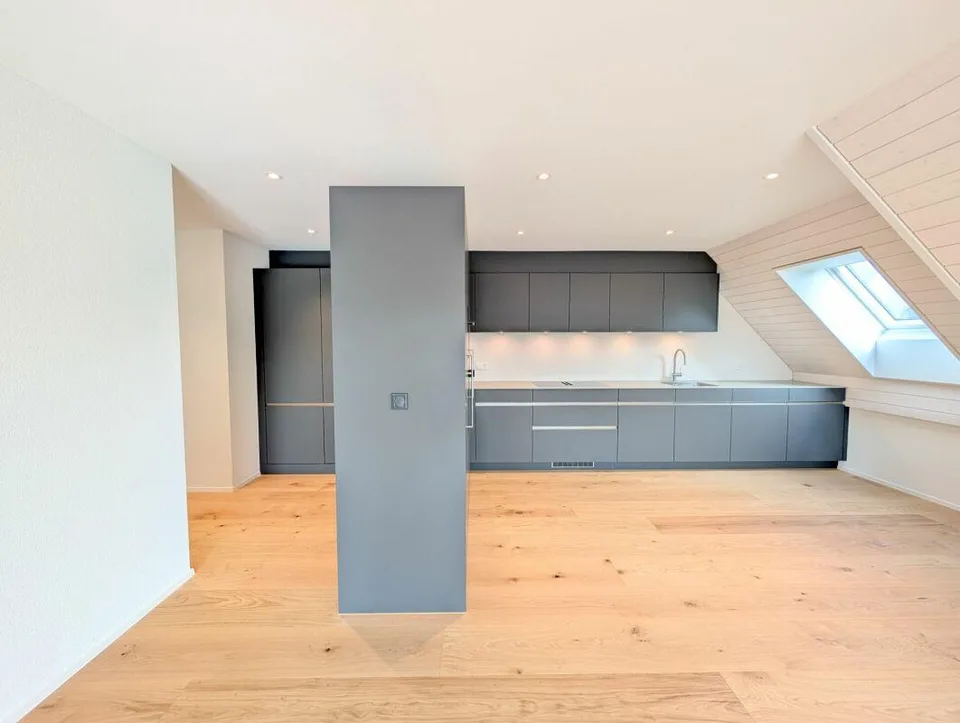 Charmante 4.5-Zimmer-Dachmaisonette mit zwei sonnigen Balkonen – Foto 7 von 14