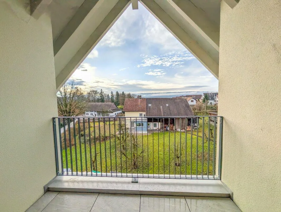 Charmante 4.5-Zimmer-Dachmaisonette mit zwei sonnigen Balkonen – Foto 12 von 14