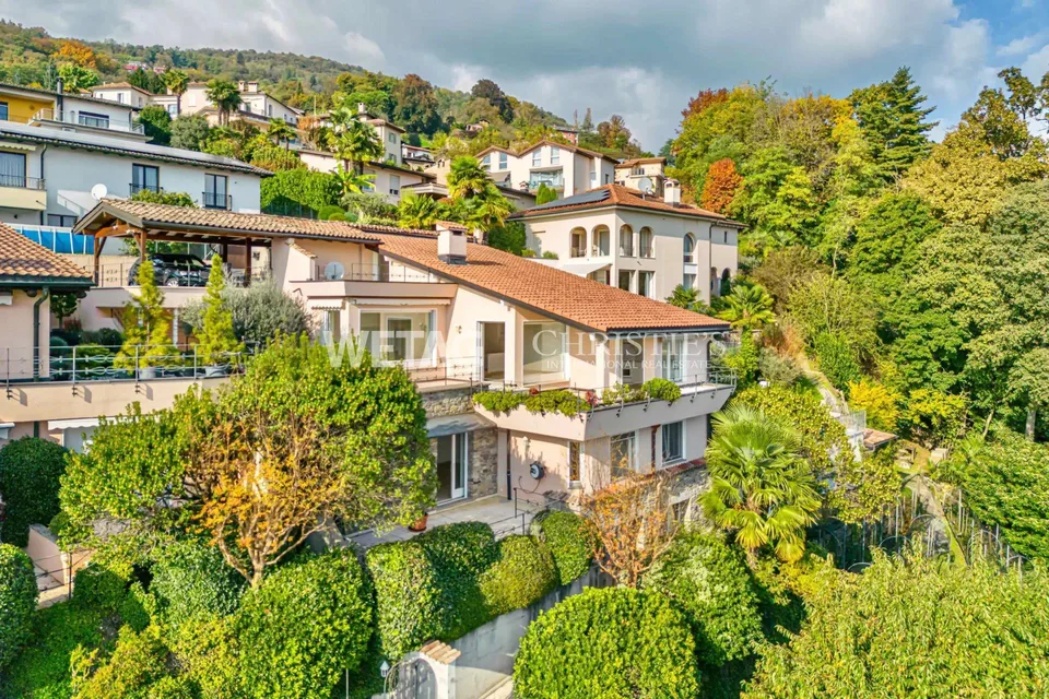 Elegante Villa in Lugano-Neggio mit freiem Blick auf den Luganersee...