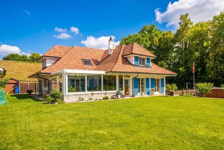 VILLA MIT WINTERGARTEN UND SCHWIMMBAD