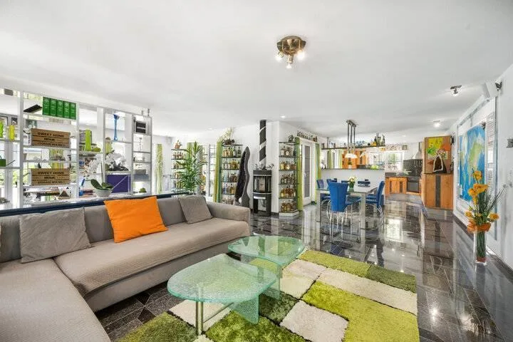 VILLA WITH A CONSERVATORY, SWIMMING POOL, AND GRANNY FLAT