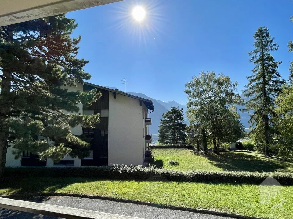 Molto piacevole appartamento di 4,5 locali con balcone/terrazza esposta a sud e 2 posti auto