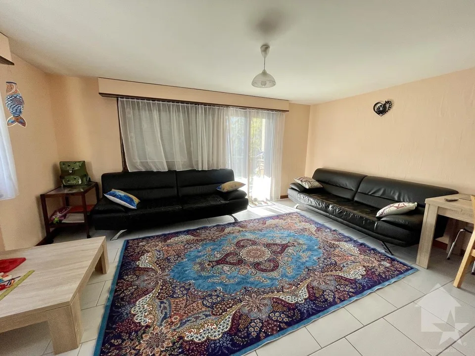 Molto piacevole appartamento di 4,5 locali con balcone/terrazza esposta a sud e 2 posti auto