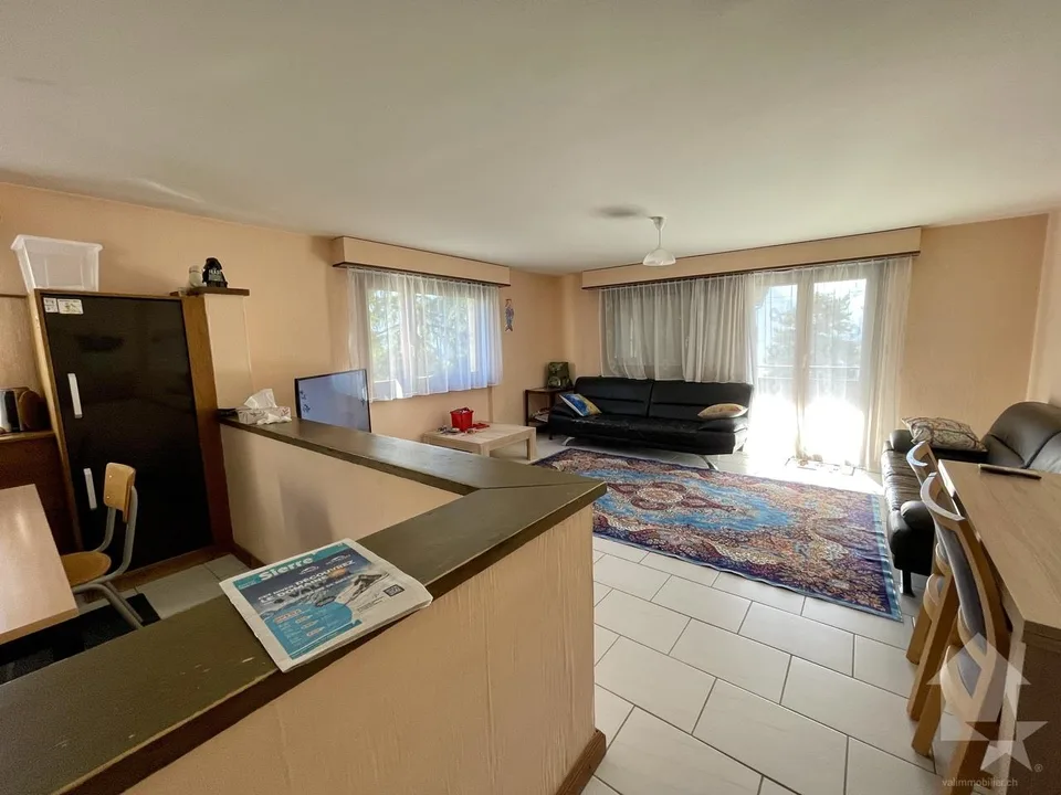 Molto piacevole appartamento di 4,5 locali con balcone/terrazza esposta a sud e 2 posti auto
