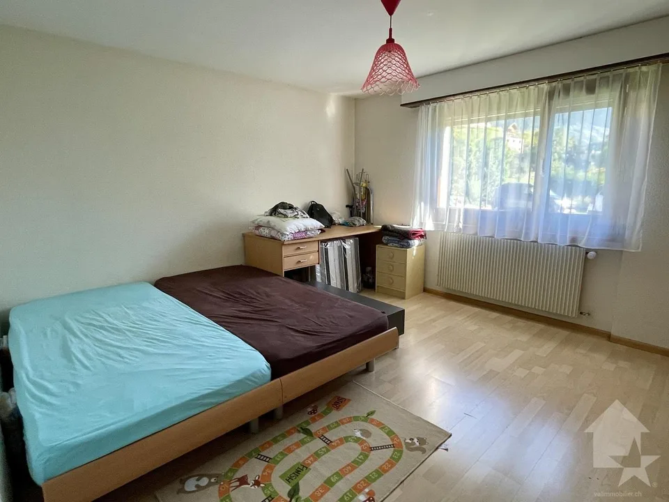 Molto piacevole appartamento di 4,5 locali con balcone/terrazza esposta a sud e 2 posti auto