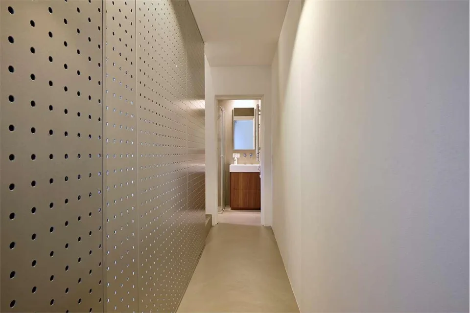 Eleganz und Modernität: Zweifamilienhaus renoviert – Foto 12 von 13