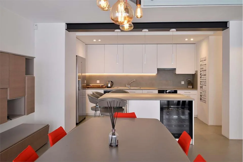 Élégance et modernité: Villa bifamiliale rénovée