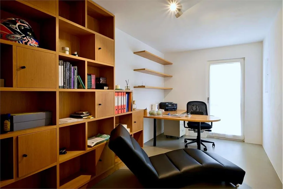 Eleganz und Modernität: Zweifamilienhaus renoviert – Foto 11 von 13