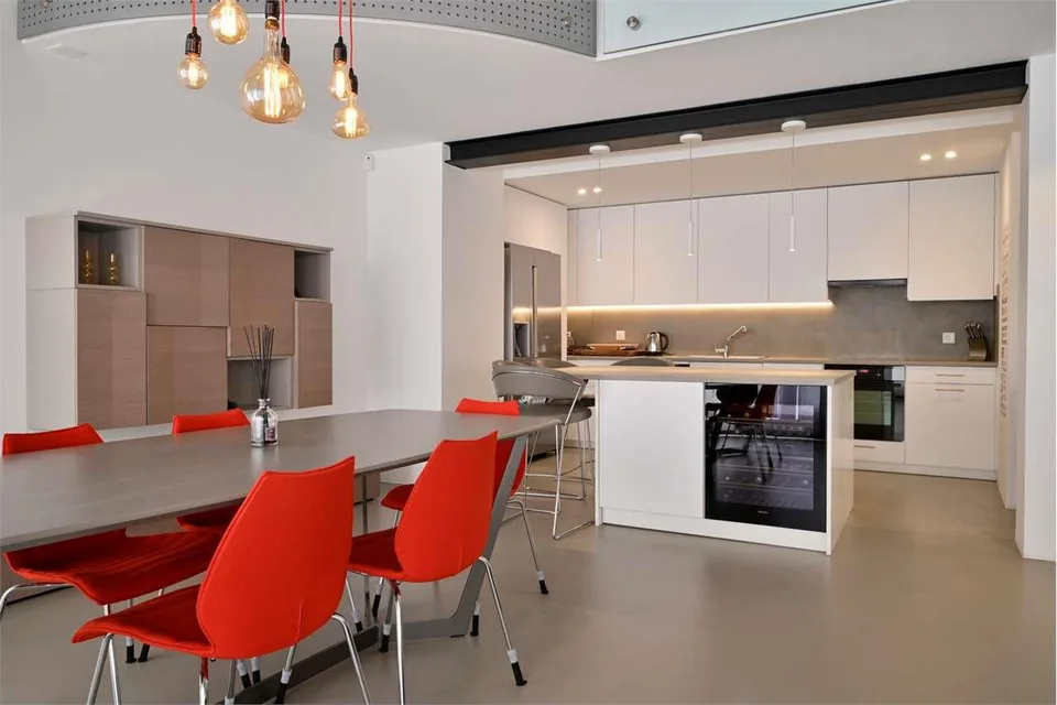Élégance et modernité: Villa bifamiliale rénovée
