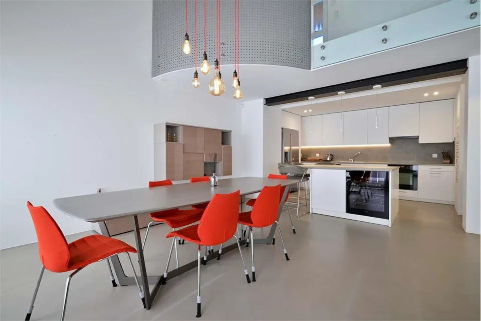 Élégance et modernité: Villa bifamiliale rénovée