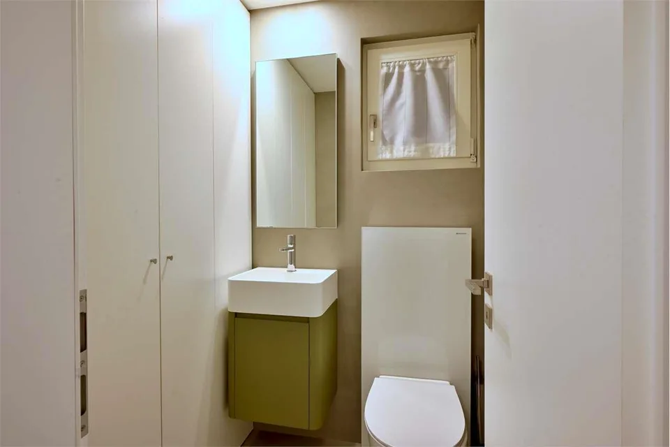 Eleganz und Modernität: Zweifamilienhaus renoviert – Foto 10 von 13