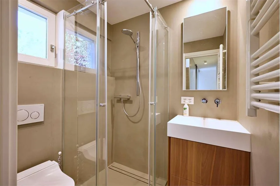 Eleganz und Modernität: Zweifamilienhaus renoviert – Foto 13 von 13