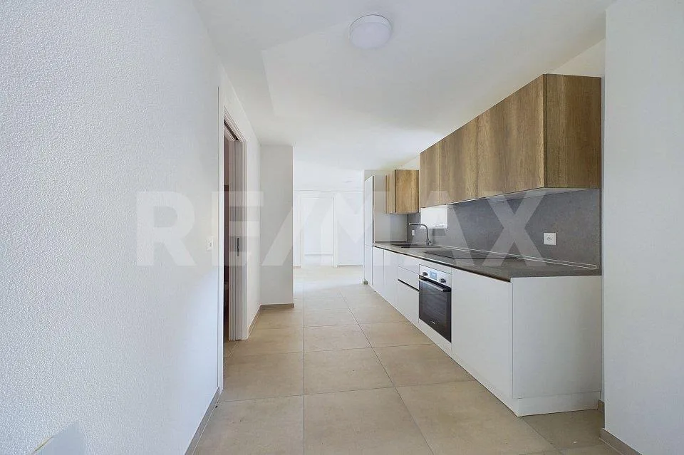 Elegante Casa Bifamiliare con Vista e Alta Efficienza Energetica a Lopagno
