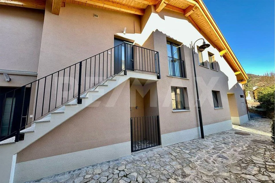 Elegante Casa Bifamiliare con Vista e Alta Efficienza Energetica a Lopagno