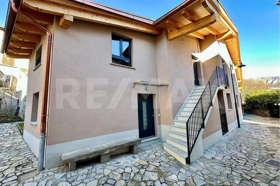 Elegante Casa Bifamiliare con Vista e Alta Efficienza Energetica a ...