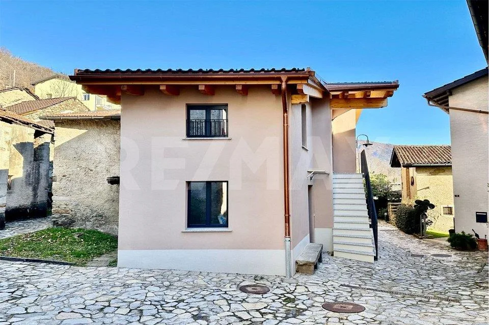 Elegante Casa Bifamiliare con Vista e Alta Efficienza Energetica a Lopagno