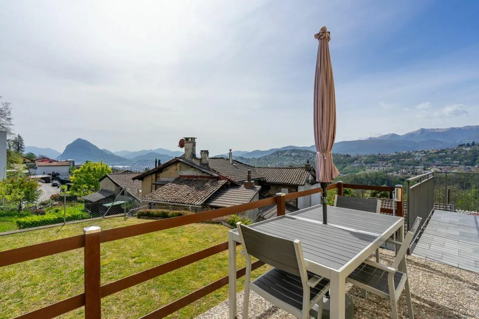 DAVESCO · CASA MODERNA CON GIARDINO E VISTA APERTA SUL LAGO DI LUGANO