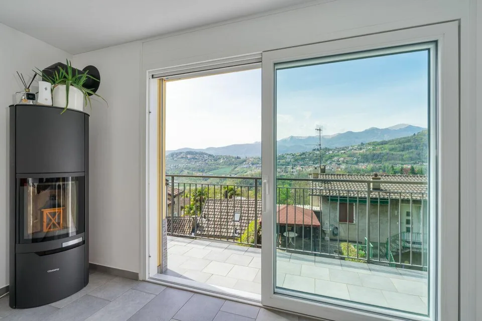 DAVESCO · CASA MODERNA CON GIARDINO E VISTA APERTA SUL LAGO DI LUGANO