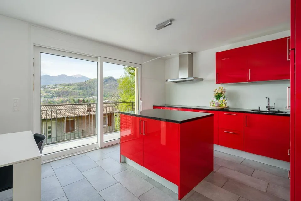 DAVESCO · CASA MODERNA CON GIARDINO E VISTA APERTA SUL LAGO DI LUGANO
