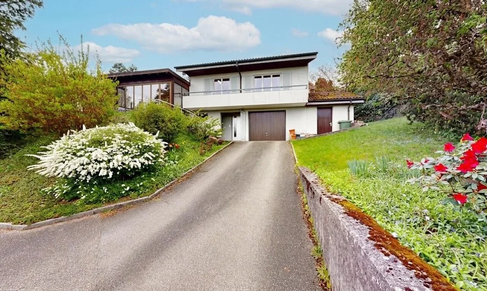 Casa affascinante di 4,5 locali con vista panoramica e grande parcella