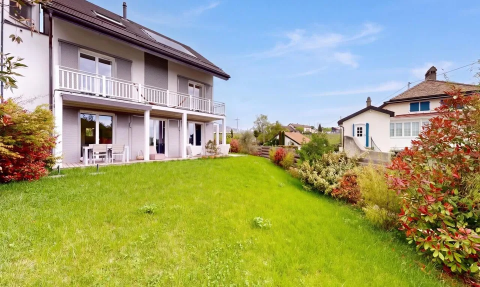 Casa a schiera luminosa con giardino in assoluto silenzio a Mont/Rolle