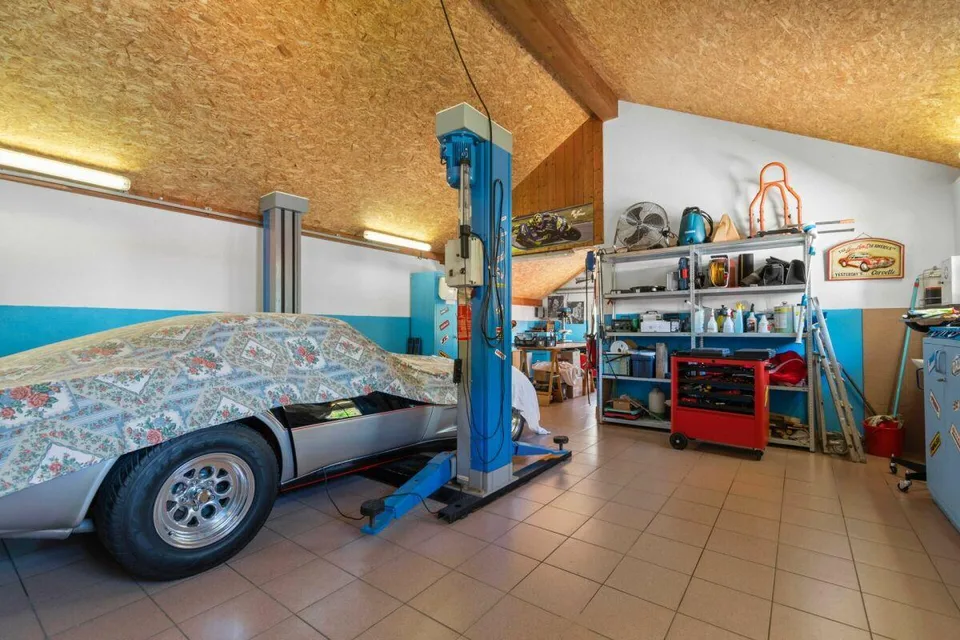 Prestigevilla mit Pool, Grotte, Nebengebäude und Garage mit Werkstatt – Foto 24 von 26