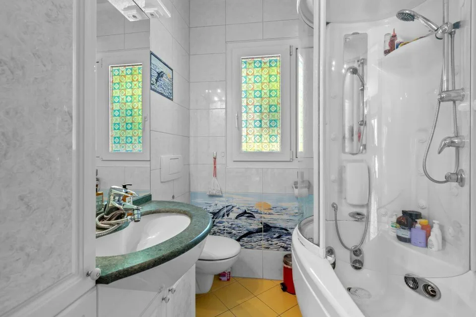 Prestigevilla mit Pool, Grotte, Nebengebäude und Garage mit Werkstatt – Foto 10 von 26