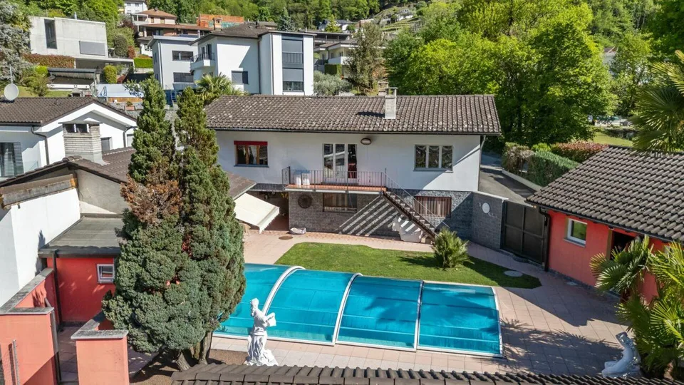Prestigiosa villa bifamiliare con piscina, grottino, dépendance e g...