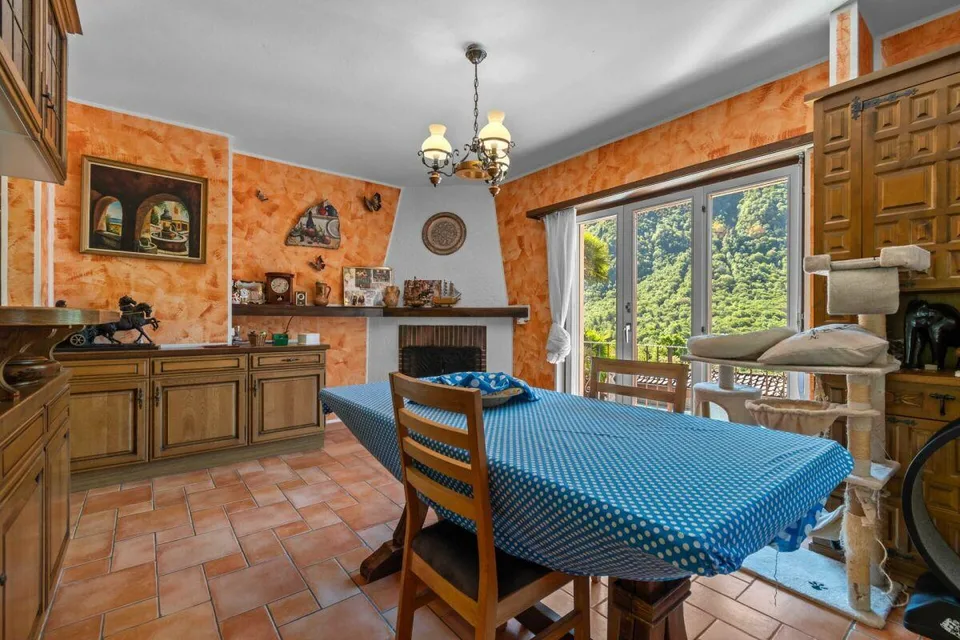 Prestigiosa villa bifamiliare con piscina, grottino, dépendance e g...