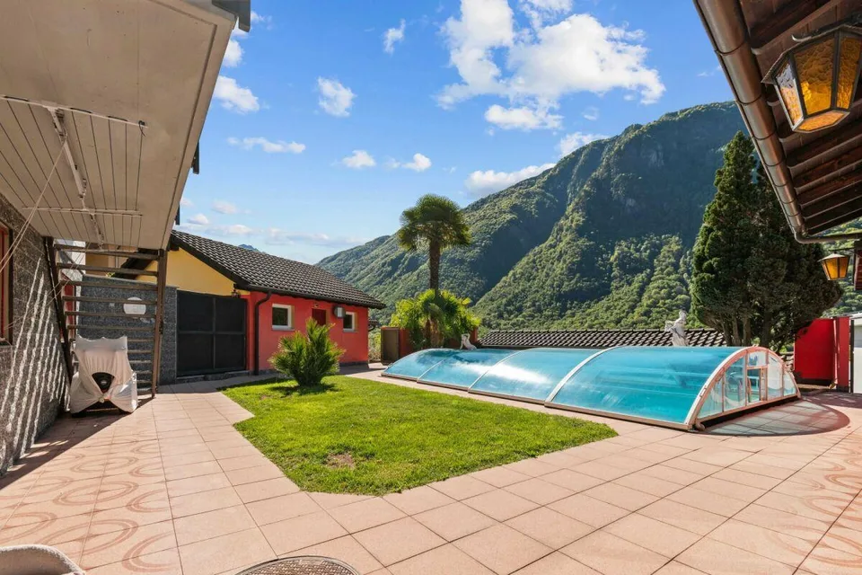 Prestigevilla mit Pool, Grotte, Nebengebäude und Garage mit Werkstatt – Foto 14 von 26