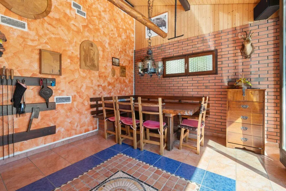 Prestigevilla mit Pool, Grotte, Nebengebäude und Garage mit Werkstatt – Foto 12 von 26